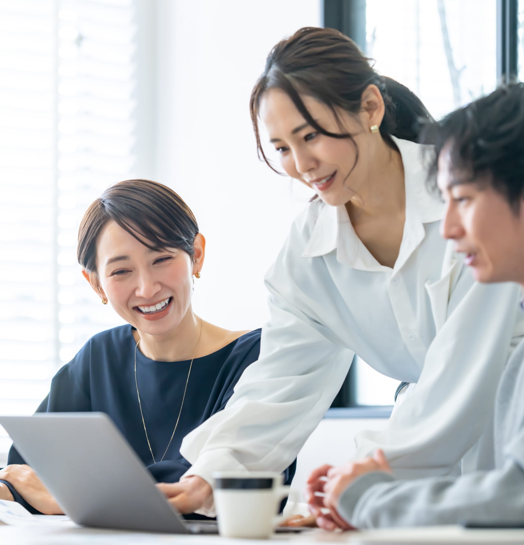 男女で資料を読んでいる写真